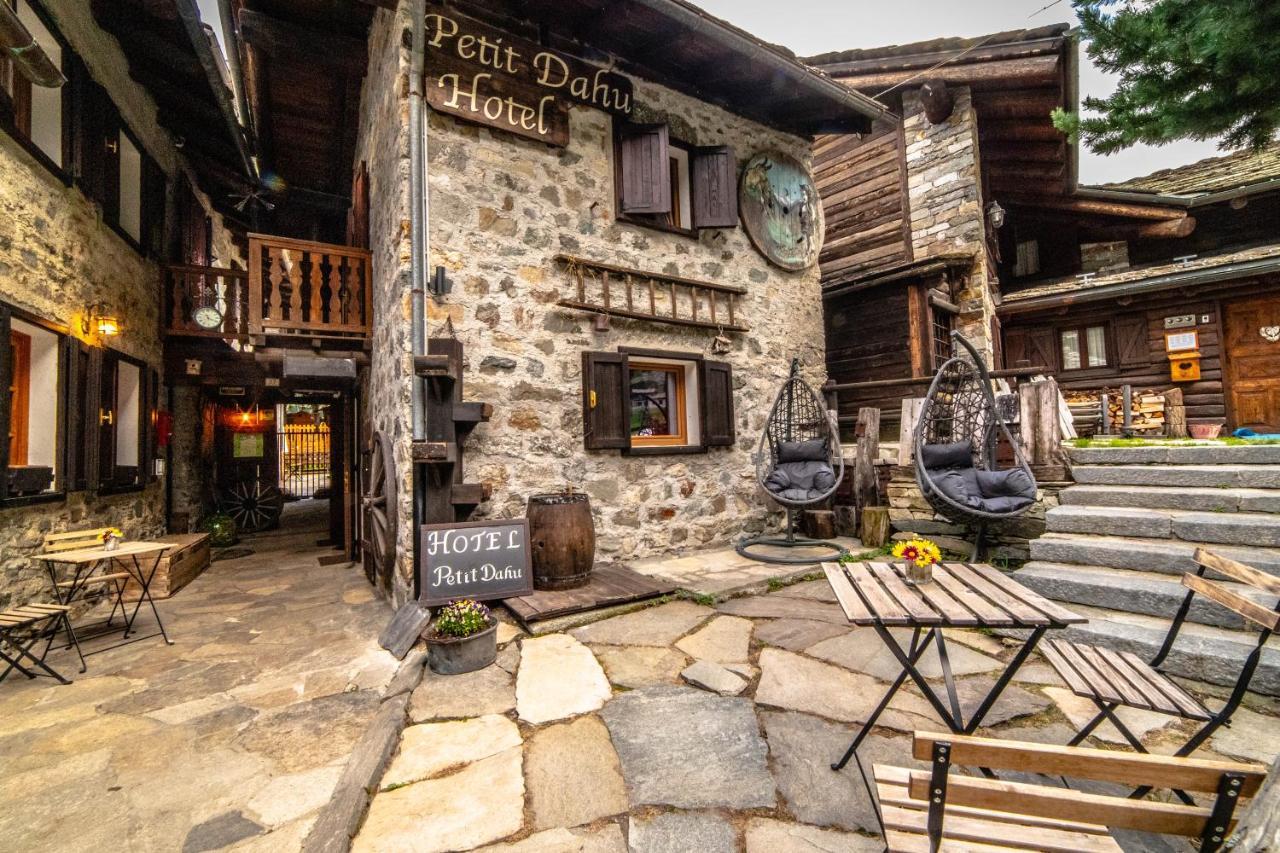 Hotel Petit Dahu - Chambres Et Restaurant コー​​ニュ エクステリア 写真