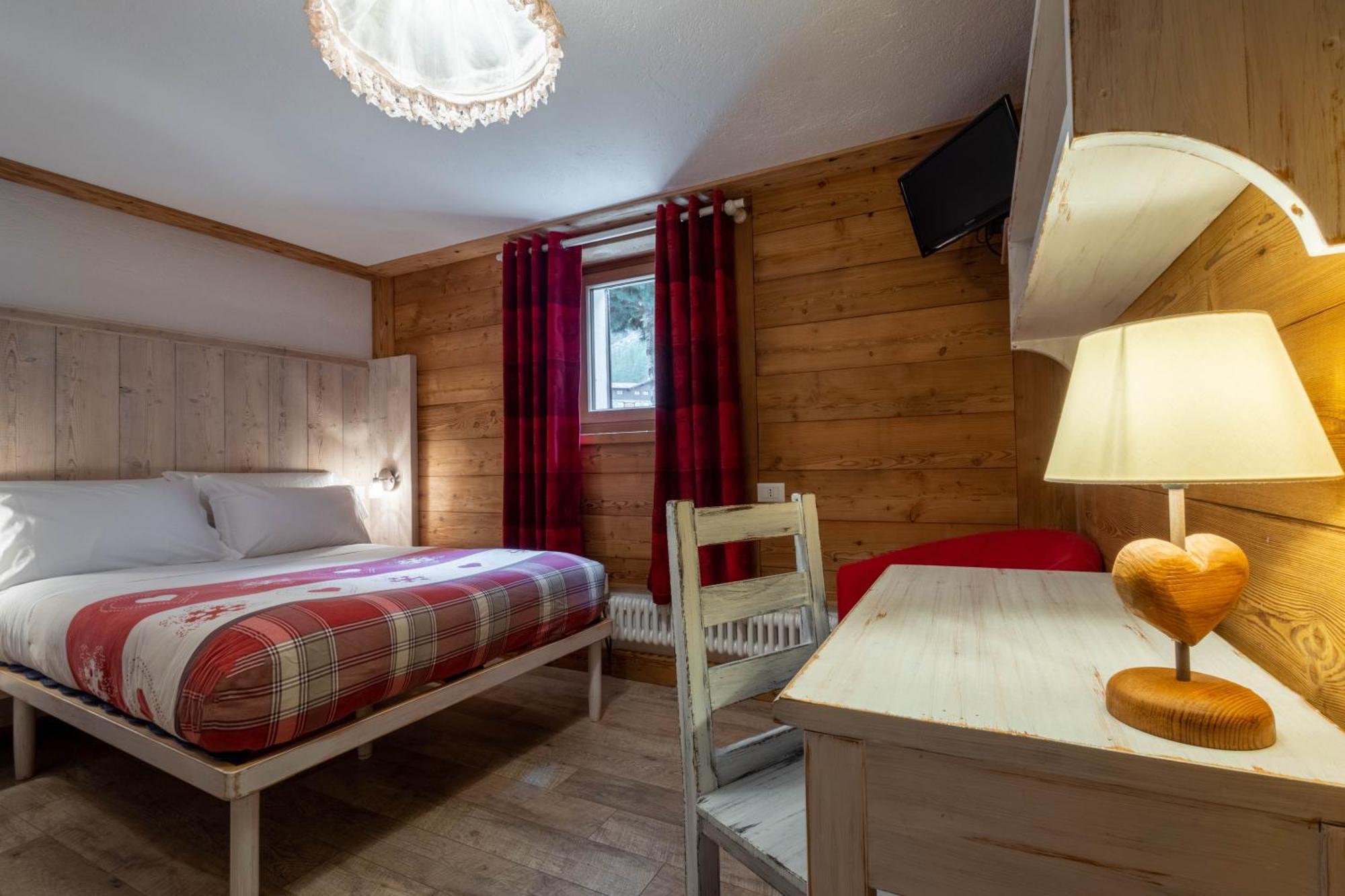 Hotel Petit Dahu - Chambres Et Restaurant コー​​ニュ エクステリア 写真